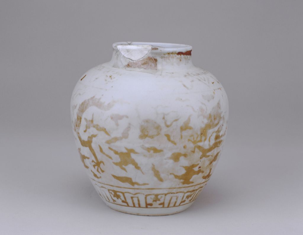 图片[1]-White-glazed gold-painted cloud and dragon pot-China Archive